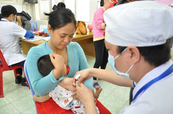 Tiêm vaccine ComBE Five – 9,7% trẻ em bị phản ứng sau tiêm Các Eva cảm thấy lo lắng không dám cho con tiêm