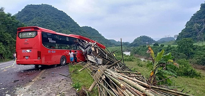 Hòa Bình: Xe khách đâm mạnh vào xe tải khiến 16 người thương vong