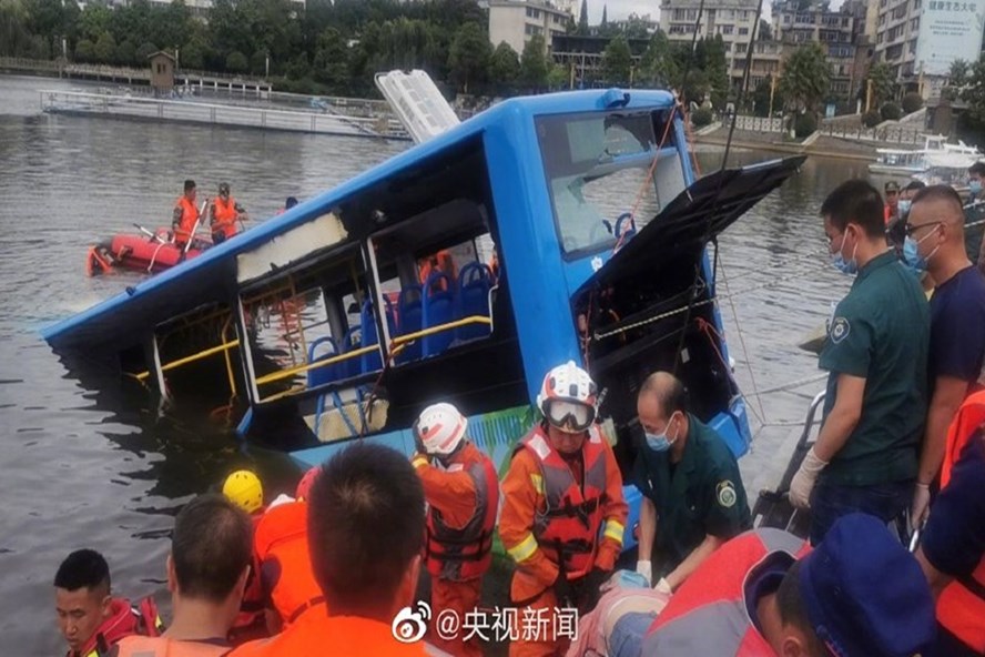 Trung Quốc: Xe buýt chở thí sinh thi đại học lao xuống hồ, 35 người thương vong