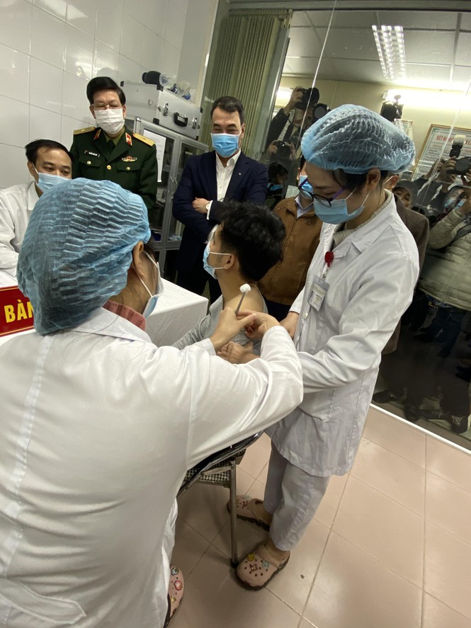 Việt Nam: Tiêm thử nghiệm vắc-xin ngừa COVID-19 cho 3 người đầu tiên