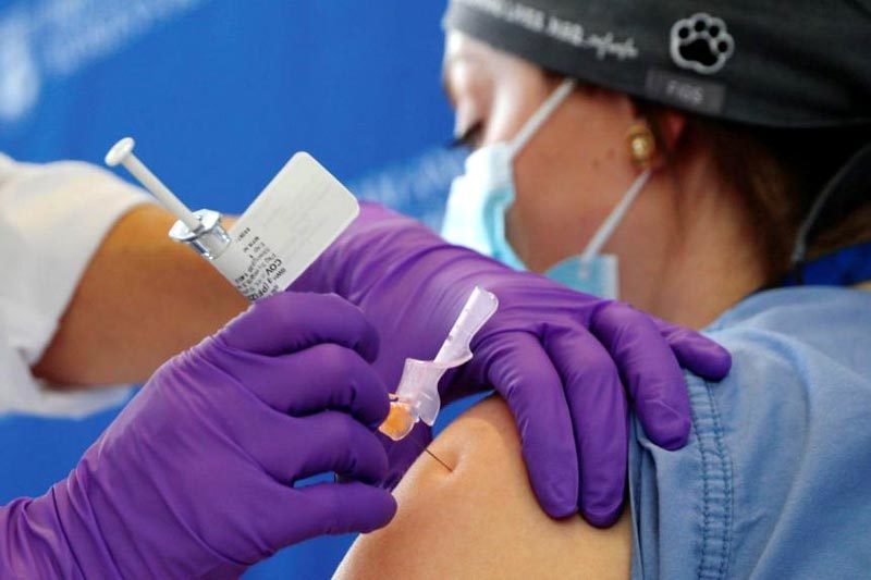 Hai nhân viên y tế Mỹ phải cấp cứu sau tiêm thử nghiệm vắc-xin Covid-19