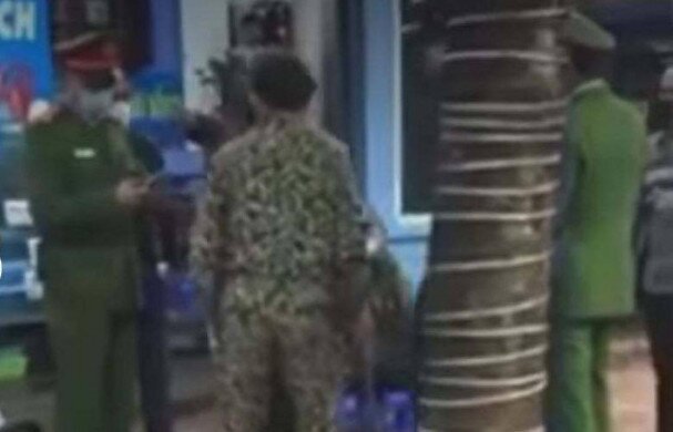 Hà Nội: Kinh hoàng nam bảo vệ chém gục khách rời quán ăn trên phố Nguyễn Thị Định