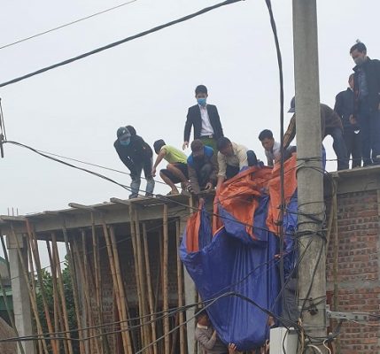 Nghệ An: 2 thợ xây bị điện giật thương vong khi đan thép để chuẩn bị đổ nhà