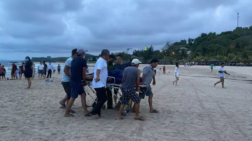 Nóng: 2 du khách chết đuối thương tâm khi tắm biển tại Mũi Né